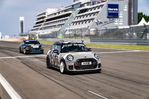 P90606063_lowRes_mini-jcw-x-deus-at-t